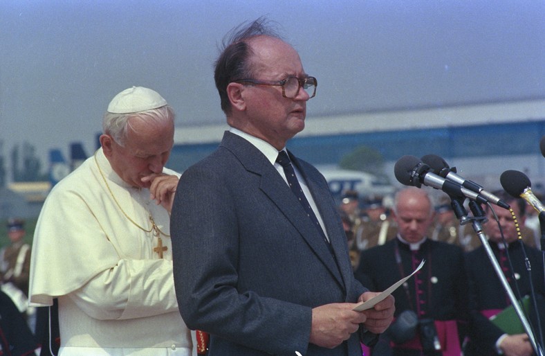 Jan Paweł II i Wojciech Jaruzelski na Okęciu w 1987 r.