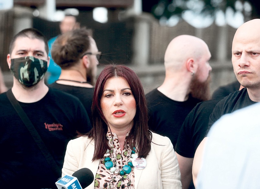 Antivakserka Jovana Stojković iznela sramnu tvrdnju da su "razmirice deo života i braka i da samo budale i plaćenici mogu tvrditi da veza između muškarca i žene može biti nekonfliktna"