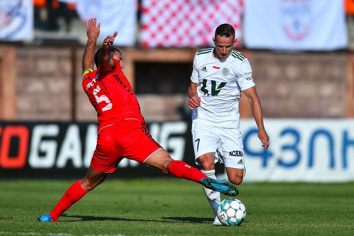 Robert Pich (P) podczas meczu z FC Araratem Erywań