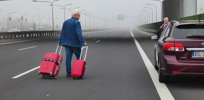 Piesi z walizkami na trasie szybkiego ruchu. O co chodzi?