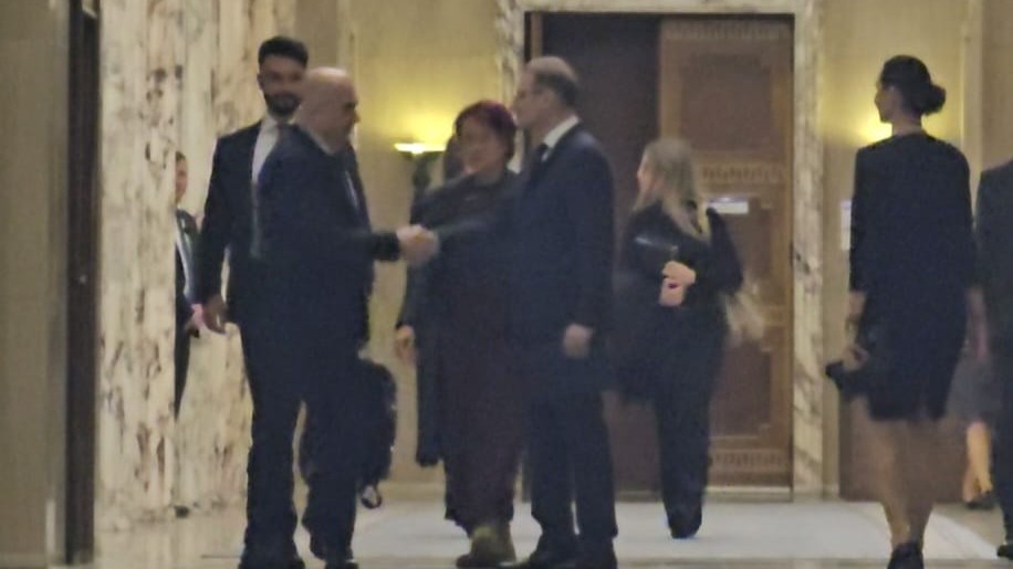 Momentul în care Ilie Bolojan a plecat din Palatul Victoria și i-a predat guvernarea lui Luca Niculescu | VIDEO