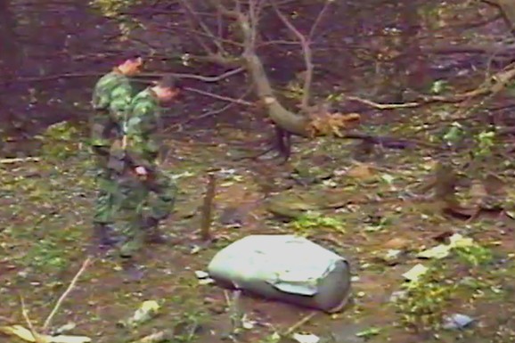 (FOTO) Kako su SRBI OBORILI F-16 i od delova napravili KUĆICU ZA PSE: Pre 27 godina pao je ponos američke avijacije