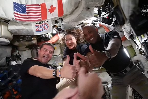 UŠLI SU U ISTORIJU, ONDA SU KRENULE SUZE Iza kulisa misije Artemis II: Astronauti otkrili neviđene detalje, slike Meseca bacaju naučnike u TRANS