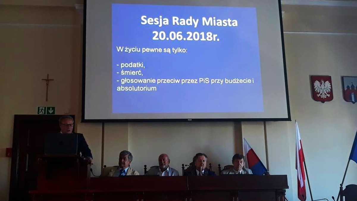 Podczas dzisiejszej sesji Rady Miasta Bydgoszczy rajcy przyznali absolutorium prezydentowi Rafałowi Bruskiemu. Przed głosowaniem doszło jednak do incydentu, który nie przypadł do gustu członkom klubu PiS. Bruski zakpił z nich podczas swojego przemówienia.