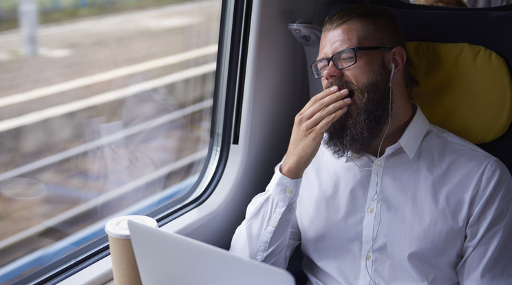 Még a vonaton sem illik nagyon villogni az intelligenciánkkal / Fotó: Getty Images