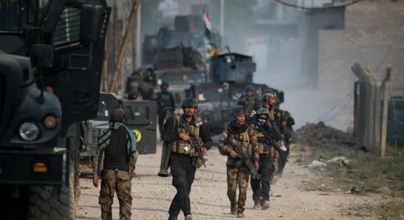 Soldiers from the Iraqi Special Forces 2nd division arrive to take up positions as they engage Islamic State fighters pushing through the eastern Samah area and into the Arbagiah neighbourhood of Mosul on November 11, 2016