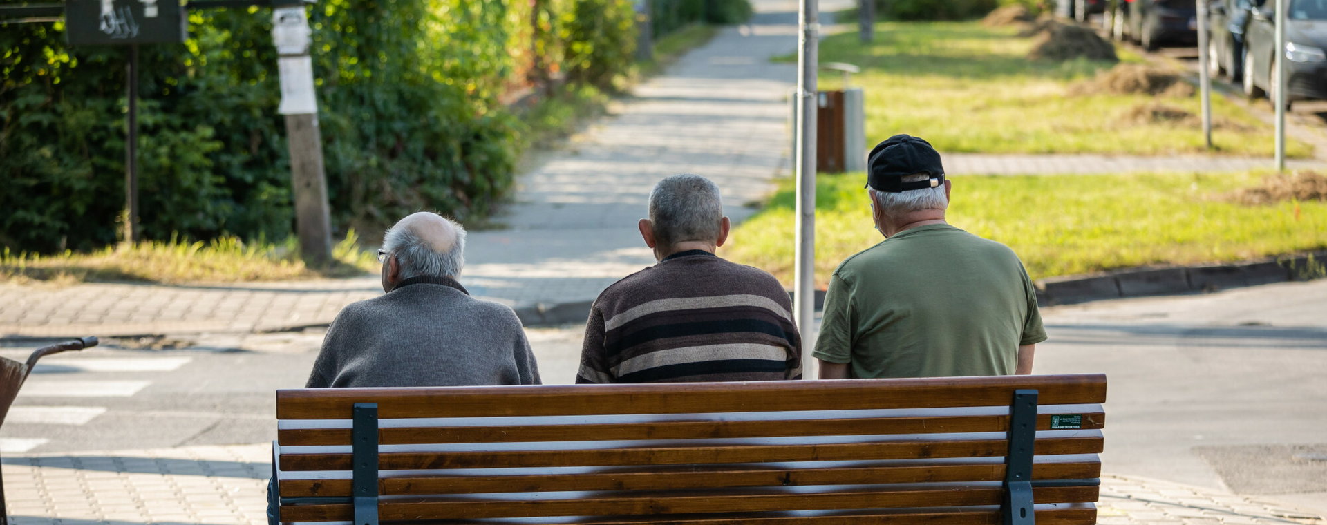 Osoby w wieku emerytalnym na ławce