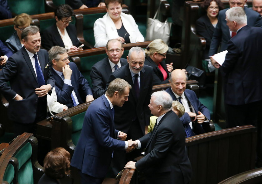 Kaczyński podał rękę Tuskowi