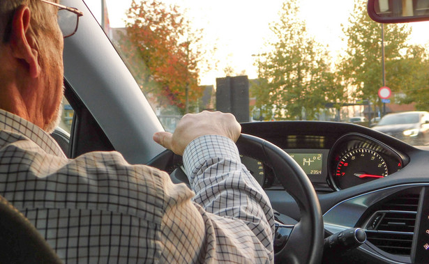 Alarmujące dane: Wiele osób z demencją, alzheimerem nadal prowadzi samochód
