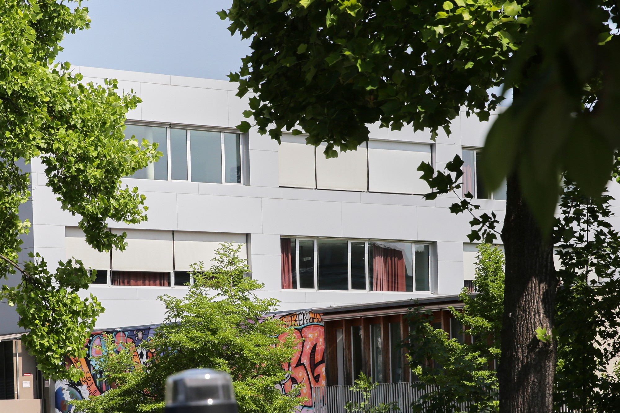 Na snímke budova strednej školy, kde sa odohrala streľba v rakúskom meste Graz.
