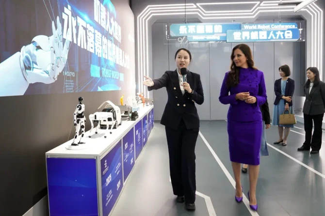 Tamara Vučić u poseti Tržnom centru robotike u Pekingu 