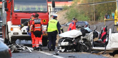 Audi staranowało skodę. Jedna osoba nie żyje, druga walczy o życie