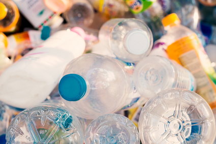 Sieci handlowe nie czekają na regulacje unijne. Już zaczęły eliminować plastik