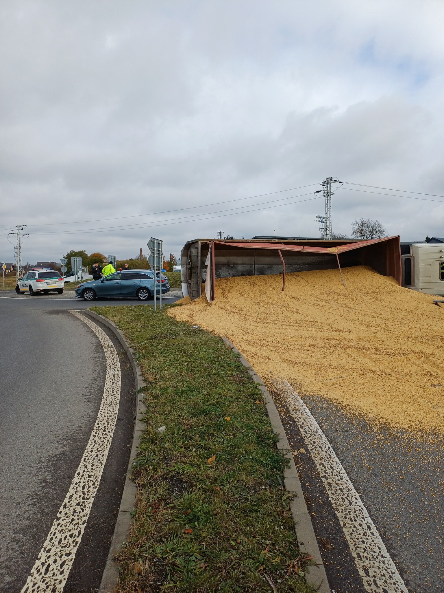 Pri Bidovciach sa prevrátil kamión.