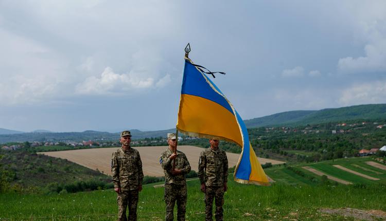 Ukraińska flaga ponownie zawisła w wyzwolonym Łymanie. Trwa rozminowywanie miasta