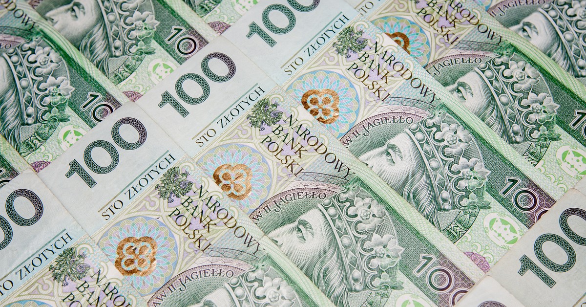 PiS walczy o głosy swoimi "hitami programowymi". Bon mieszkaniowy 100 tys. zł i rozbudowa programu 800 plus mają zapewnić partii poparcie