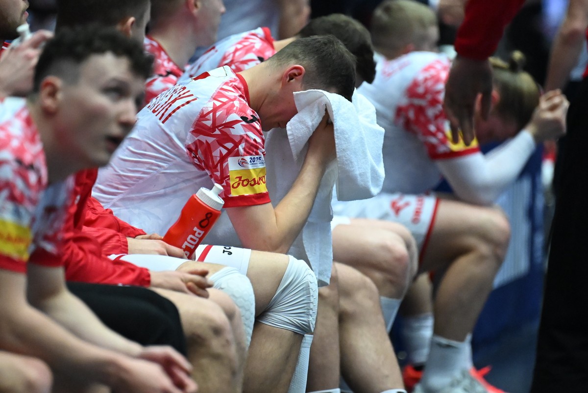 Zawodnicy reprezentacji Polski po przegranym meczu grupy A mistrzostw świata piłkarzy ręcznych w duńskim Herning ze Szwajcarią