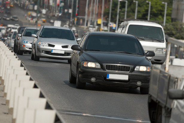 Policja drogowa poinformowała, że aresztowała 133 osoby pod zarzutem kradzieży aut, a zarzuty postawiono ponad 473.