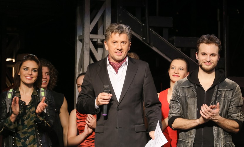 Janusz Józefowicz, Natasza Urbańska i Jan Traczyk na scenie po jubileuszowym spektaklu