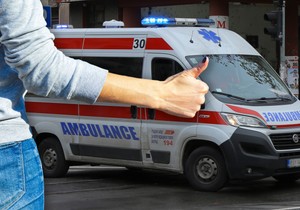 žena stopira i kola hitne pomoći