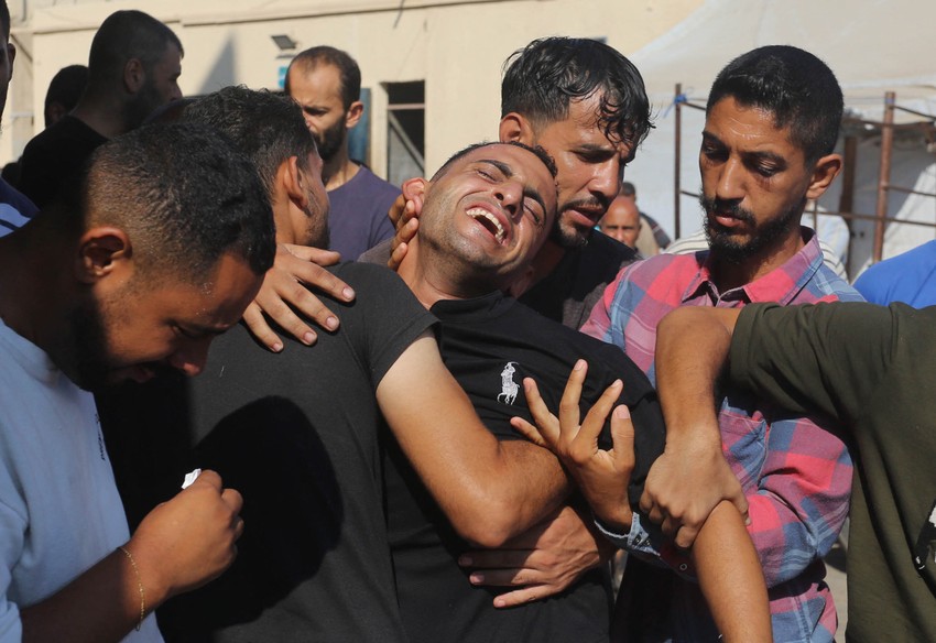 Palestinci žale za stradalima u izraelskom napadu u Deir al Balahu ispred bolnice Mučenika al Akse u Gazi 1. avgusta