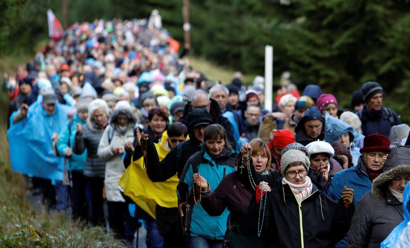 Niesmaczny atak na prezydenta. Musiał się tłumaczyć z różańca!