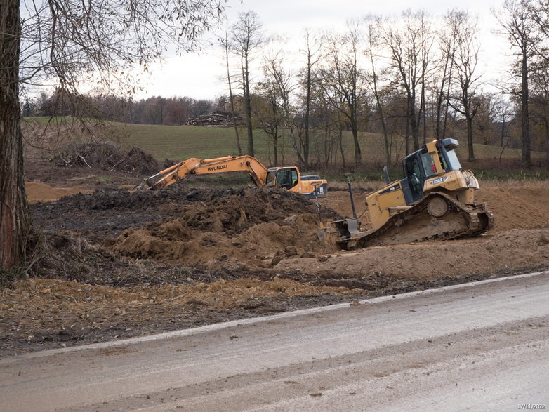 Budowa drogi ekspresowej S-1 - odcinek Dankowice - węzeł Suchy Potok - zdjęcia z poziomu ziemi - 17.11.2022 - autor: GDDKiA