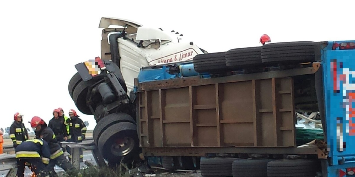 Karambol na A4, Tir staranował auta