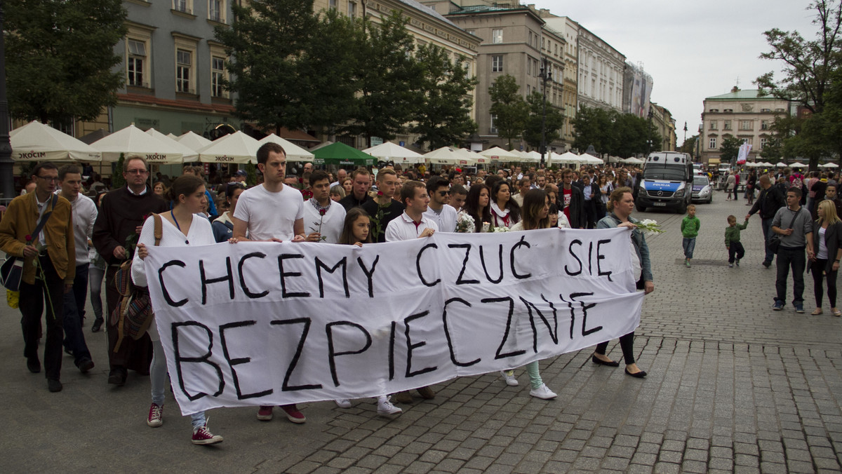 W środę odbyło się nadzwyczajne posiedzenie komisji bezpieczeństwa i porządku związane z ostatnimi wydarzeniami w Krakowie. Konkluzje ze spotkania są następujące – Kraków wbrew pozorom jest miastem bezpiecznym. Ale żeby zwiększyć to poczucie wśród mieszkańców, w najbliższym czasie zwiększy się liczba patroli w mieście, a w dłuższej perspektywie planowana jest budowa centrum monitoringu.