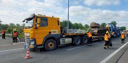 Poważny wypadek na autostradzie. Osobówka wjechała w czołg, a potem było jeszcze gorzej