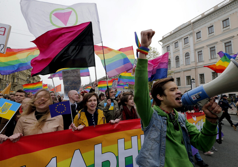 Aktywiści LGBT podczas demonstracji w Petersburgu, Rosja, 1 maja 2014 r.