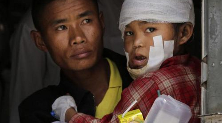 Megrázó fotók! Tízezer áldozata is lehet a nepáli földrengésnek