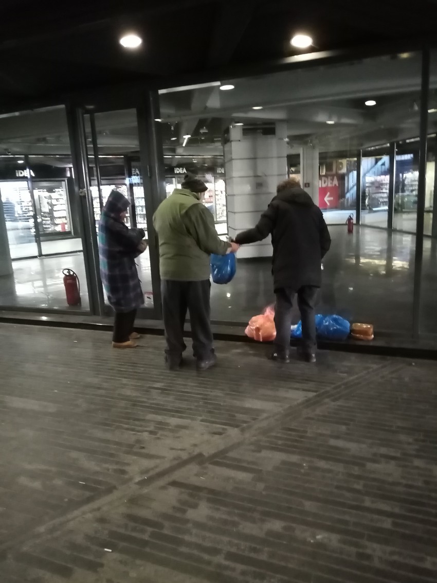 Svakoga dana u pola dva u prolazu kod Doma omladine beskućnici dobijaju svoj jedini obrok