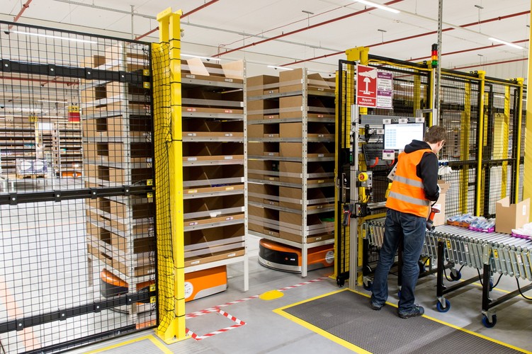 Dzięki pracy robotów w magazynach będzie można przechowywać o połowę więcej produktów i mocno przyspieszyć tempo realizowania zamówień. Pod wprowadzeniu robotów w 13 centrach Amazona w Stanach Zjednoczonych, liczba zatrudnionych tam pracowników w ciągu 5 lat zwiększyła się pięciokrotnie.<br><br><br> fot. (mk/cat) PAP/Maciej Kulczyński