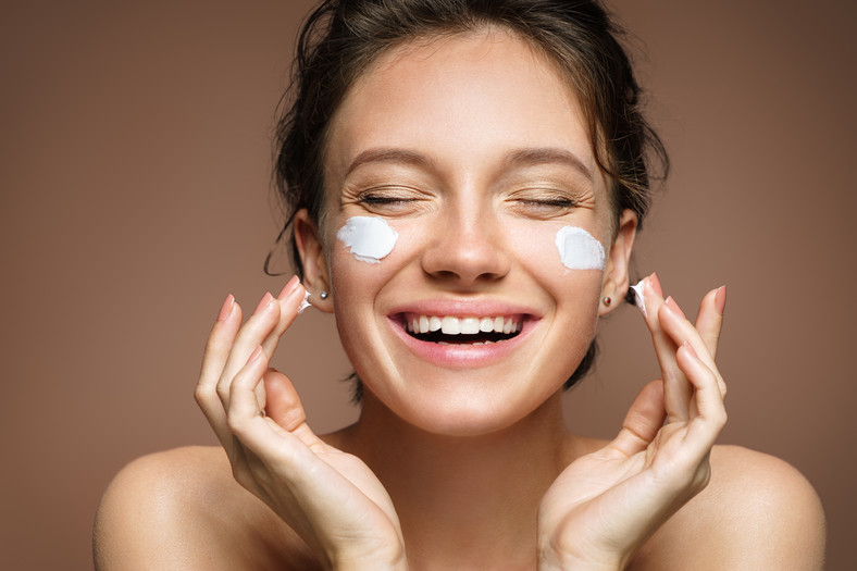 Olejk kamforowy to składnik kosmetyków do pielęgnacji twarzy