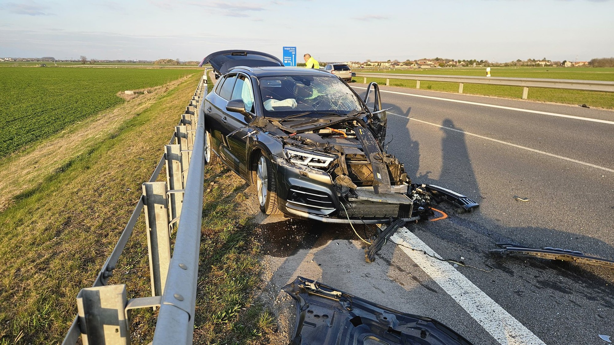 Vážnej dopravná nehoda troch osobných motorových vozidiel.