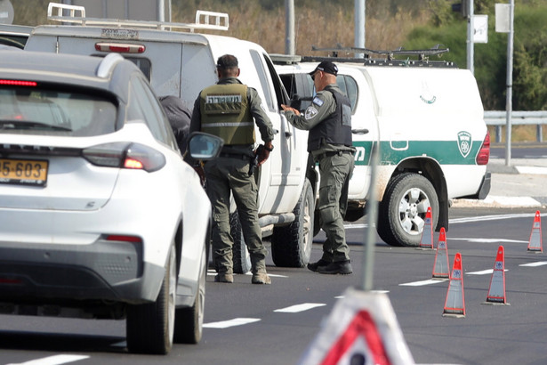 Izraelska policja sprawdza pojazd
