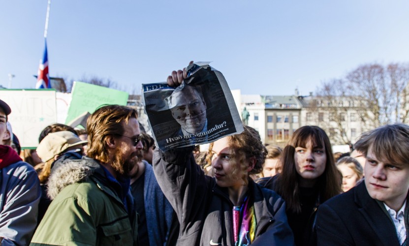 TŁUM DOMAGAŁ SIĘ DYMISJI PREMIERA. Tysiące osób na ulicach Reykjavíku