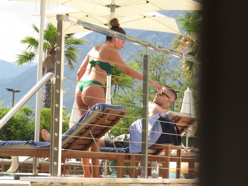 Sara Jo u tanga kupaćem