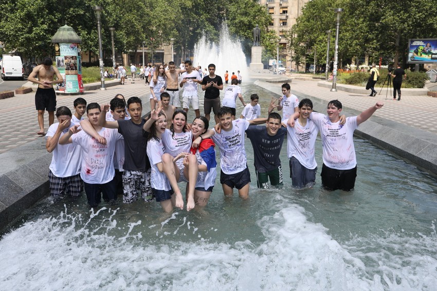 Kupanje u fontani za kraj škole već je postalo tradicija: Trg Nikole Pašića 