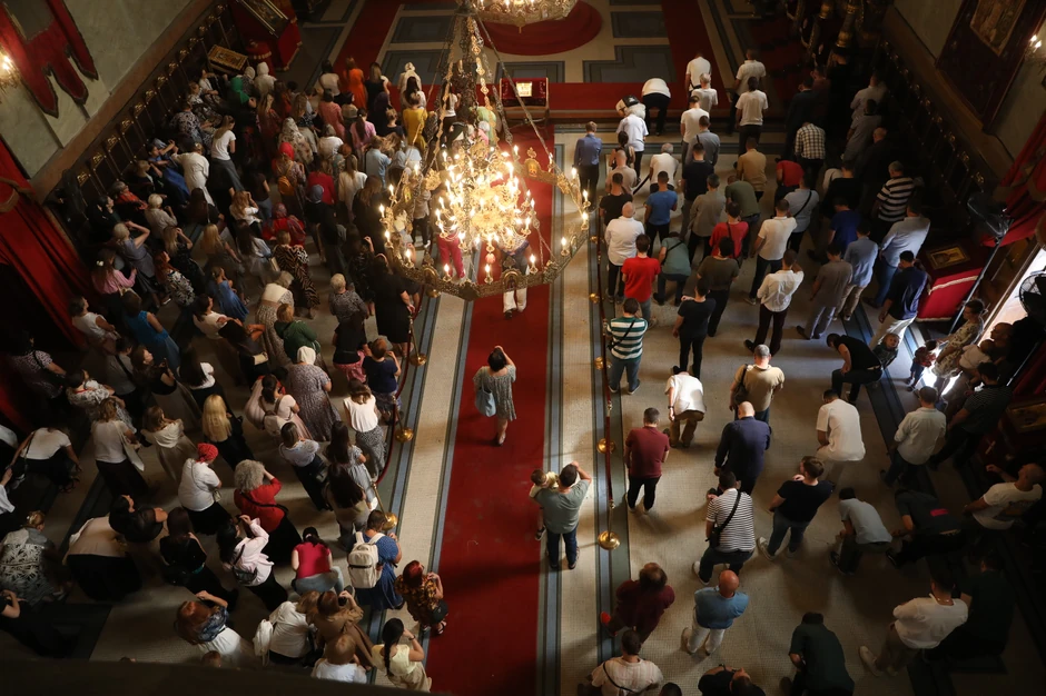 "Ujutru se u crkvu nosi slavski kolač, nosi se i vino i kuvano žito (pšenica) u kojoj gori sveća"