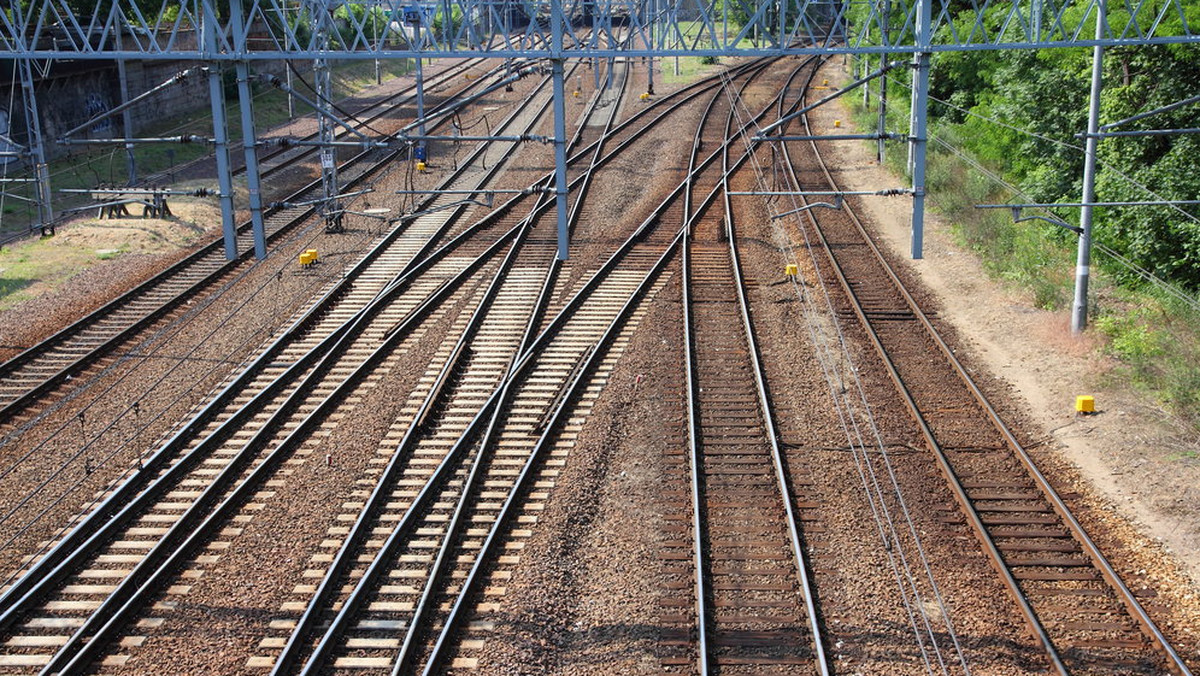 Maszyniści niemieckich pociągów towarowych rozpoczęli kolejny strajk w poniedziałek o godz. 15. Maszyniści pociągów pasażerskich dołączą do nich we wtorek o godz. 2 w nocy. Strajk, ogłoszony przez związek zawodowy maszynistów GDL, ma potrwać do 10 maja.