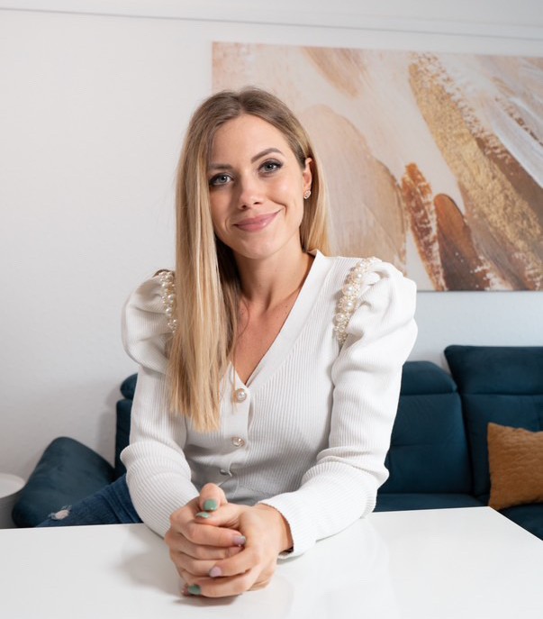 Jerkovics Boglárka mentes gasztrospecialista elmagyarázza, hogy a  cöliákia autoimmun betegség, amely a glutént tartalmazó élelmiszerek fogyasztásával járó bélkárosodást okoz. A cöliákia egyetlen kezelési módja az életre szóló szigorú gluténmentes diéta.