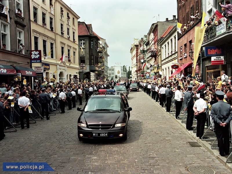 Pamiątkowe zdjęcia przedstawiające polskich policjantów zabezpieczających wyzyty Jana Pawła II