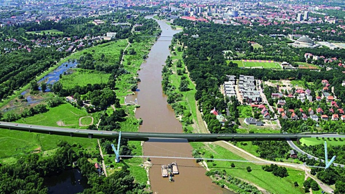 Prezydent Wrocławia Rafał Dutkiewicz zdecydował, że most Wschodni wraz z całą Aleją Wielkiej Wyspy zostanie zbudowany ze środków z budżetu miasta. Nowy plan wrocławskiego magistratu zakłada, że inwestycja ruszy pod koniec przyszłego roku i będzie gotowa na początku 2021 roku. Całość ma kosztować nieco ponad 200 mln zł.