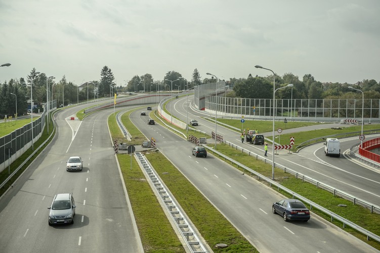 W czwartek do użytku oddany został 7,7 kilometrowy odcinek drogi ekspresowej S17 pomiędzy węzłami Jastków i Lublin Sławinek wraz z łącznikiem, o długości 2 km, prowadzącym do granic Lublina i przedłużenia al. Solidarności. <br><br>(zuz) PAP/Wojciech Pacewicz