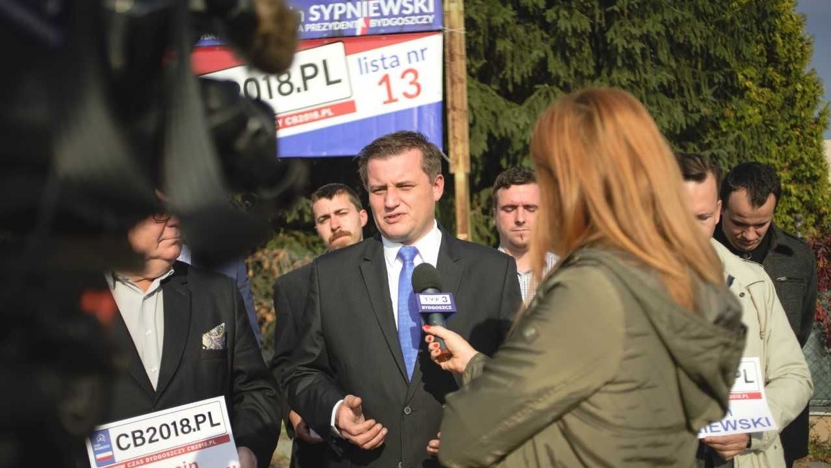 - Nie można płacić za brak pracy - uważa prawicowy działacz z Bydgoszczy Marcin Sypniewski. W ten sposób podczas konferencji prasowej kandydat Konfederacji Korwin Braun Liroy Narodowcy odniósł się do obietnic wyrównania bydgoskim nauczycielom wypłat za okres, podczas którego strajkowali.