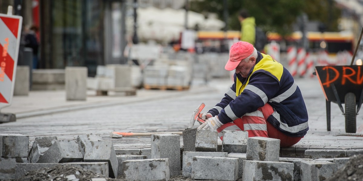 Wśród najpilniej poszukiwanych zawodów jest m.in. brukarz - pisze "Rzeczpospolita"