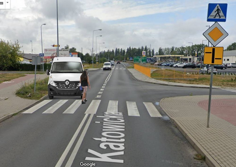 Miejsce i sposób, w który kierowca dostawczaka uderzył w pieszą na przejściu dla pieszych na ulicy Katowickiej w Żarach - odtworzone na podstawie rekonstrukcji dostarczonej prokuraturze. Opracowanie: brd24.pl/Google Maps