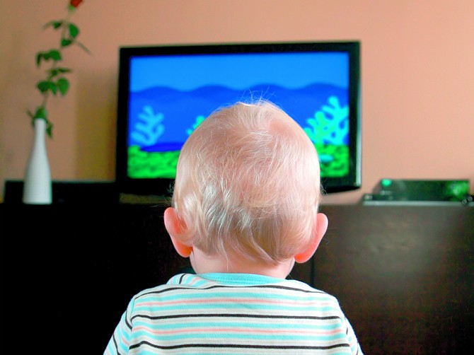 129992_stockphotomonthsoldbabyboywatchingtelevision38080459